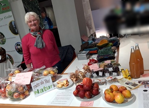 Anni Wieser vende al suo banco mele biologiche e succo di mela di propria produzione