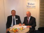 Ein interessierter Händler bei der Vorführung von Walser Zahn-Matrizen