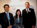 Foto vor dem Firmenlogo der Dr. Walser Dental auf der IDS 2007