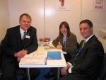Gerhard R. Daiger in einem Gespräch mit Interessenten auf der IDS 2009