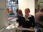 Mitarbeiterin der Dr. Walser Dental ist hoch motiviert während der IDS 2009