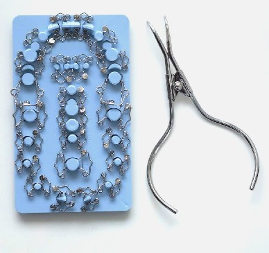 Hier sehen Sie das begehrte Bestseller Zahn-Matrizen-Sortiment mit der Walser Matrizenzange.