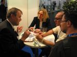 Gerhard R. Daiger im Gespräch mit drei Händlern auf der IDS 2009