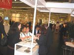 Junge Zahnärztin mit zwei Helferinnen auf dem Stand von Walser