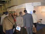 Besucher der IDS schauen Messefilm am Stand der Dr. Walser Dental