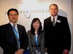 Foto vor dem Firmenlogo der Dr. Walser Dental auf der IDS 2007