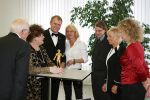 Gäste gratulieren Gerhard R. Daiger zum Goldjupiter
