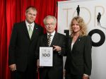 Herr und Frau Daiger bekommen Urkunde Top 100 2007 überreicht
