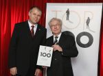 Gerhard R. Daiger bekommt Urkunde Top 100 überreicht