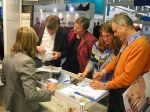 Eine Gruppe von Zahnärzten testet Walser Matrizen auf dem Messestand