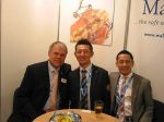 Herr Daiger mit zwei Geschäftspartnern auf der IDS in Köln