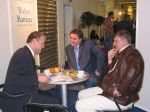 Gespräche mit Geschäftspartnern während der IDS in Köln