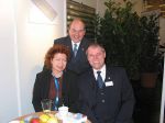Geschäftsführer Daiger mit zwei Interessenten auf dem Stand bei der IDS 2007