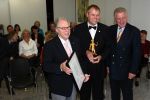 Gerhard R. Daiger erhält Auszeichnung und Urkunde